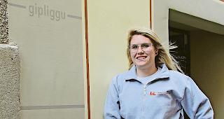 Die Malermeisterin steht selbstbewusst ihre Frau &ndash; im Hintergrund ihr Werk mit Walliser W&ouml;rtern.