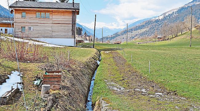 Die Wuhr in Ernen: Pro Natura fordert einen gebührenden Abstand zur Flurstrasse.