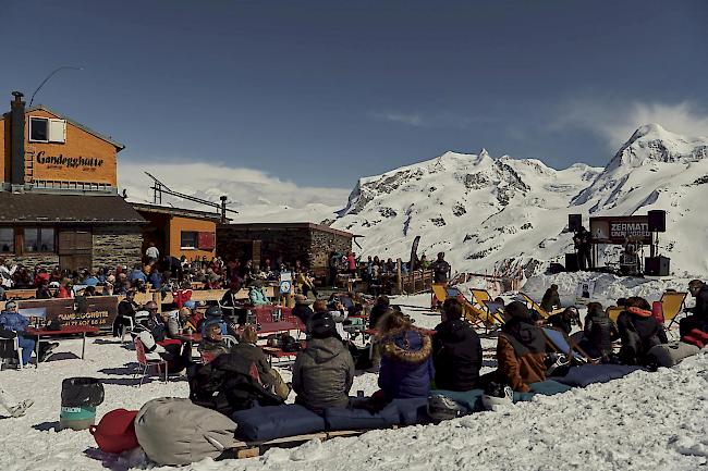 <b>Wetterglück.</b> Auch Ryan Sheridan konnte bei der Gandegghütte unter strahlender Sonne spielen.