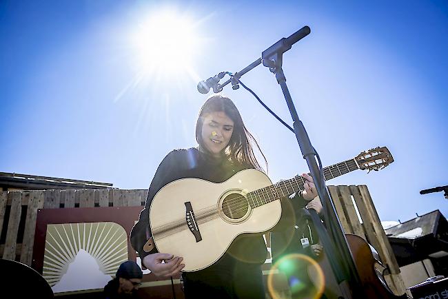 <b>Festivalauftakt.</b> Tanya Barany aus Visperterminen eröffnete das Festival auf der Terrasse des Alex.