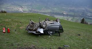 In Sarn am Heinzenberg oberhalb von Thusis ist am Mittwoch eine Lenkerin mit ihrem Auto 20 Meter durch die Luft geflogen.