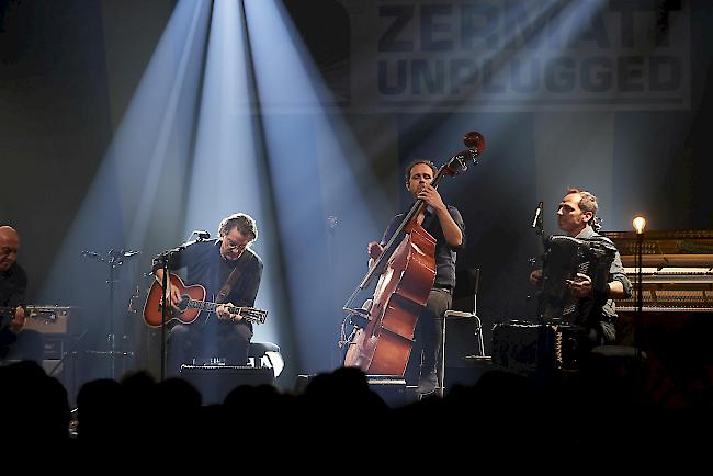 Der französische Chansonnier Francis Cabrel auf der Zeltbühne.