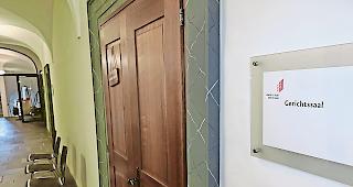 Prozess. Vor Bezirksgericht Brig-Glis musste sich ein Walliser der Anklage stellen, im Mai 2018 im Kellergeschoss eines Mehrfamilienhauses eine Frau mit Faustschl&auml;gen und Fusstritten aufs &Uuml;belste maltr&auml;tiert zu haben.Foto wb