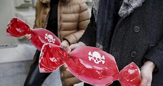 Aktivisten pr&auml;sentieren symbolische Bonbons gegen die &laquo;Z&uuml;ckerlipolitik&raquo;. Ein b&uuml;rgerliches Generationenkomitee hatte sich bereits im Januar gegen die Vorlage engagiert, kurz vor Einreichung des Referendums gegen die AHV-Steuervorlage.