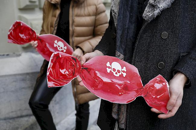 Aktivisten präsentieren symbolische Bonbons gegen die «Zückerlipolitik». Ein bürgerliches Generationenkomitee hatte sich bereits im Januar gegen die Vorlage engagiert, kurz vor Einreichung des Referendums gegen die AHV-Steuervorlage.