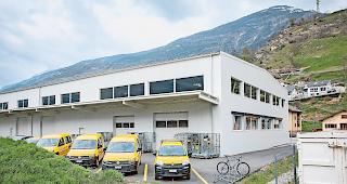 Zustellstelle der Post. Hierhin in die Baltschiedner Gewerbezone ziehen die neuen Mitarbeiter aus Brig. Foto WB/Alain Amherd