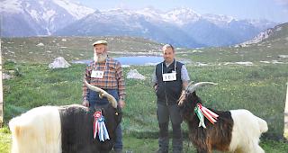 Edwin Eggel (links), mit dem Mister Naters 2019. Neben ihm Fernando Steiner mit dem Junior-Mister.
