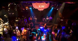 Beim Schwerverletzten handle es sich um einen 34-j&auml;hrigen Schweizer mit Migrationshintergrund. Drei tatverd&auml;chtige M&auml;nner - zwei T&uuml;rken im Alter von 33 und 41 Jahren sowie ein 38-j&auml;hriger Italiener - seien festgenommen worden.