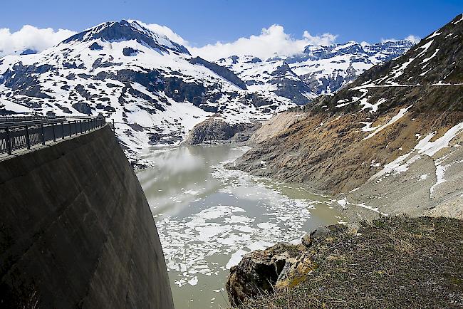 Der entwässerte Stausee in Emosson bei Finhaut im Mai 2012. Der Stausee wurde vollständig entwässert, um Wartungsarbeiten durchzuführen. (Themenbild)