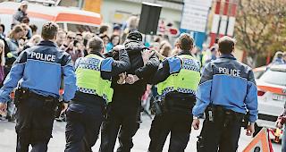 Bloss zur Schau. Polizisten f&uuml;hren den Bankr&auml;uber ab. Diese Demo der Polizei und weitere Vorf&uuml;hrungen stiessen am Samstag auf grosses Interesse.