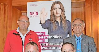 Einhalt gebieten. Die Walliser Sch&uuml;tzen, die Oberwalliser Offiziere, die Walliser J&auml;ger und die SVP sehen in der EU-Waffenrichtlinie eine inakzeptable Einmischung in die nationale Gesetzgebung.  Stehend Sch&uuml;tzenpr&auml;sident Hugo Petrus (links) und Offiziersvertreter Bruno Furrer, vorne der  Pr&auml;sident der Walliser J&auml;ger, Daniel Kalbermatter (links) und Nationalrat Franz Ruppen.