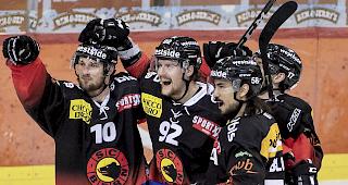 Jubelnde Berner.&nbsp;Die Hauptst&auml;dter feiern im Playoff-Final den zweiten Sieg in Folge. Foto Keystone