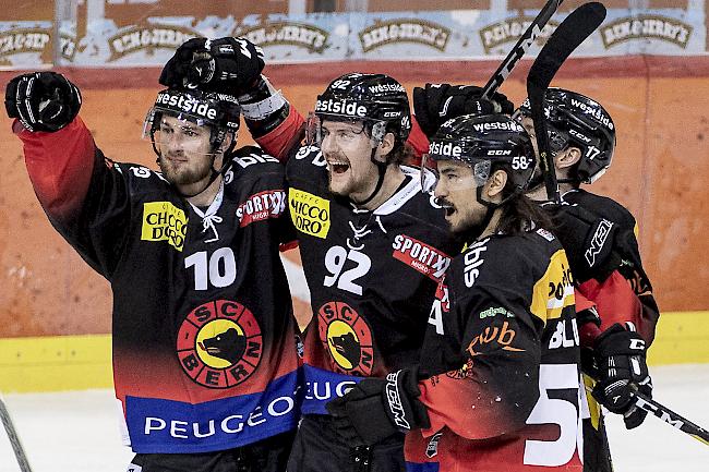 Jubelnde Berner. Die Hauptstädter feiern im Playoff-Final den zweiten Sieg in Folge. Foto Keystone