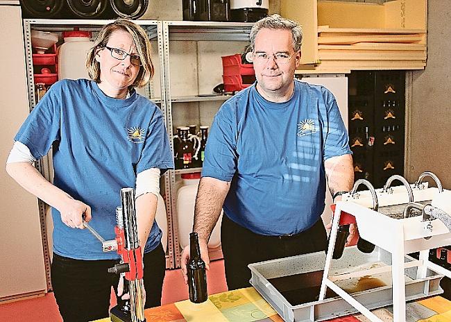 Susanne und Guido Köppel beim Bierabfüllen im Akkord.