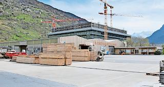 Begehrt. Auf den Boden der G&eacute;taz Romang lugt auch die Lonza AG, die gleich dahinter den neuen IBEX-Komplex aufbaut.