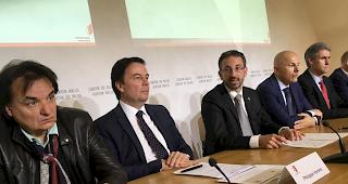 Informierten &uuml;ber die geplanten Massnahmen bei Gewalt in Stadien: FC Sitten-Pr&auml;sident Christian Constantin, der Sittener Stadpr&auml;sident Philippe Varone, Staatsrat Fr&eacute;d&eacute;ric Favre, Generalstaatsanwalt Nicolas Dubuis und Christian Varone, Kommandant der Kantonspolizei.