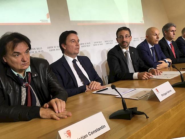Informierten über die geplanten Massnahmen bei Gewalt in Stadien: FC Sitten-Präsident Christian Constantin, der Sittener Stadpräsident Philippe Varone, Staatsrat Frédéric Favre, Generalstaatsanwalt Nicolas Dubuis und Christian Varone, Kommandant der Kantonspolizei.
