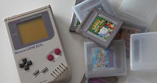 Game Boy. &Uuml;ber mehrere Generationen hinweg wurden fast 120 Millionen Ger&auml;te verkauft.