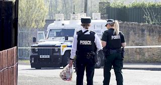 Polizeibeamte legten Blumen in dem abgeschotteten Bereich ab, in dem die 29-j&auml;hrige Journalistin Lyra McKee am 19. April in Londonderry, Nordirland, get&ouml;tet wurde.