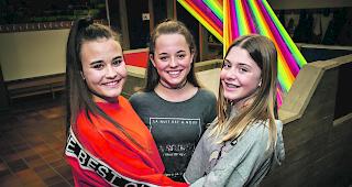 (Von links) Livia Ritler, Jeanne Ruffiner und Elena Burgener haben 40 Tage ohne ihr Smartphone verbracht.