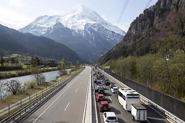 Gotthard: Bis gegen drei Stunden warten.