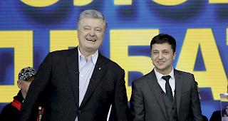 Kampf um Pr&auml;sidium. Zum Ende des Wahlkampfs in der Ukraine lieferten sich Amtsinhaber Poroschenko und sein Herausforderer Selensky am Freitag im Olympiastadion von Kiew ein hitziges Wortgefecht.