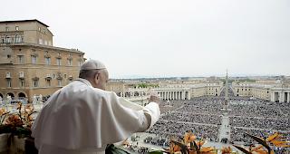Gottesdienst.&nbsp;Rund 70'000 Menschen versammelten sich am Sonntag zur Ostermesse auf dem Petersplatz.