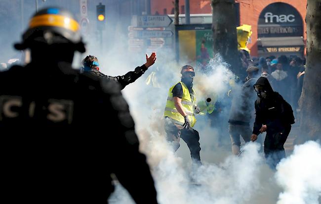 Bei den Protesten hatte es aus den Reihen der Teilnehmer den Sprechchor "Bringt euch um, bringt euch um" gegeben - eine Anspielung auf eine Reihe von Selbstmorden unter Polizisten seit Beginn des Jahres.