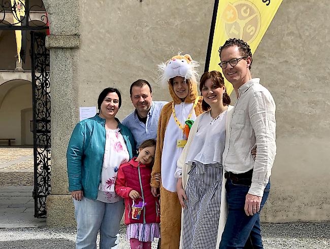 Familienselfie-Wettbewerb mit dem TCS-Osterhasen und TCS-Vorstandsmitglied Dr. Simon Fluri (rechts).