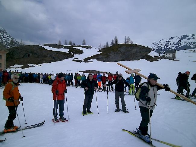 Schweigemarsch. Der Kreuzweg auf dem Simplon gehört zu den christlichen Traditionen der Karwoche im Oberwallis.