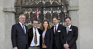 Am Eingang zum Schloss: Paul Schnidrig, Paul Schneller, Anja Wyden Guelpa, Romed Guntern und Sekret&auml;r Diego Zehnder (von links.)