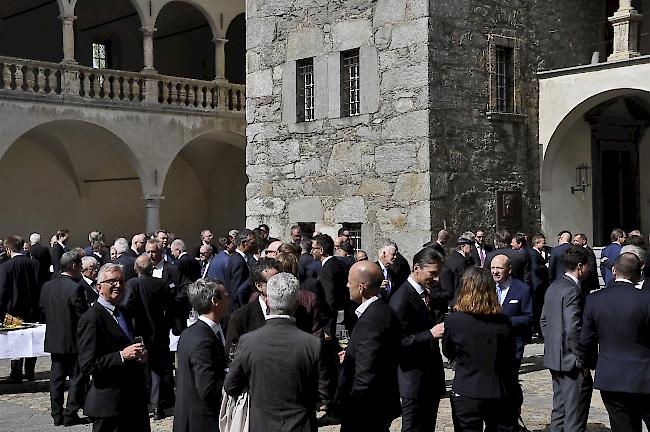 Gäste und Brüder im Schlosshof beim Apéro.