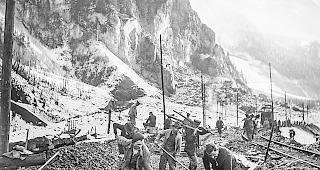 Nach der Explosion. Schuttkegel an der &laquo;Fluh&raquo;, Aufr&auml;umarbeiten an der BLS. Fotos Bundesarchiv