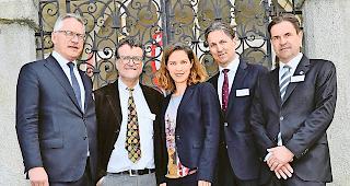 Noch unges&auml;ttigt. Die drei Gastgeber Paul Schnidrig, Paul Schneller und Romed Guntern mit Sekret&auml;r Diego Zehnder (von links) sowie Genfs Ex-Kanzlerin Anja Wyden Guelpa.Foto WB