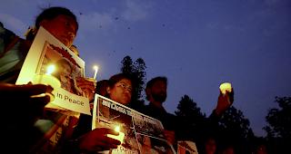 Trauertag. Mit drei Schweigeminuten gedachten die Menschen am Dienstag der Opfer der Anschl&auml;ge vom Ostersonntag.