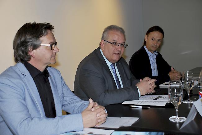 Startklar. Manfred Wyssen, Vertreter des AGVS, Sektion Wallis,  Elmar Furrer, Präsident Genossenschaft Regionale Mehrzweckhalle (GRM), und Aussteller-Vertreter Manfred Walpen (von links).  Foto wb