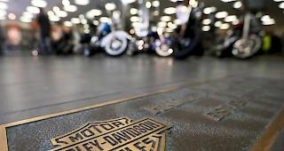 Der Zollstreit mit der EU hat erneut die Bilanz des Motorradbauers Harley-Davidson belastet.