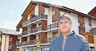 Hermann Brunner vor dem Hotel &laquo;Schwarzhorn&raquo; in Eischoll.