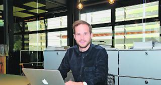Emanuel Forny arbeitet selbst von einem Coworking Space aus.