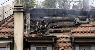 Der Brand d&uuml;rfte erheblichen Sachschaden angerichtet haben. Die Brandursache die Berner Kantonspolizei abkl&auml;ren.