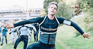 Bewegte Feierlichkeiten. Der K&uuml;nstler Foofwa d&rsquo;Imobilit&eacute; wird sich tanzend von der Rhonequelle zum Genfersee  bewegen.Foto Gregory Batardon