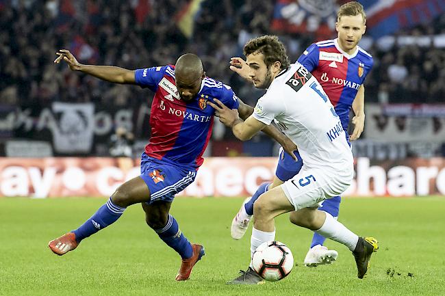 Umkämpft. Basels Aldo Kalulu (links) spielt um den Ball mit Zürichs Levan Kharabadze.