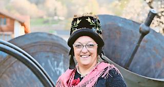 In der Sonntagstracht. Ingrid Erpen anl&auml;sslich des 50-Jahr-Jubil&auml;ums des Trachtenvereins Agarn, dem die zweifache Mutter und Grossmutter bereits seit 19 Jahren &shy;angeh&ouml;rt.Foto WB