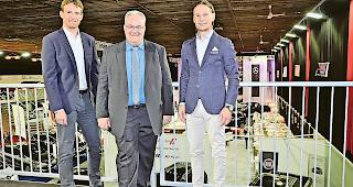 Letztmals in der Litternahalle. Markus Peter vom Schweizer Autogewerbeverband, Neuwa- Pr&auml;sident Elmar Furrer und Manfred Walpen (von links), Vertreter der Garagisten.Foto WB
