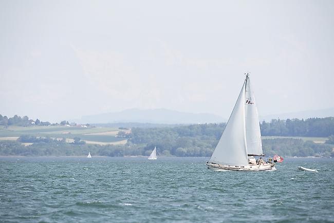 Auf dem Neuenburgersee bei Cheyres FR ist am Freitagabend ein Motorboot gekentert. 