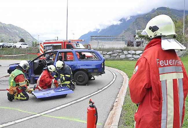 <b>Traumberuf Feuerwehrmann.</b> Schon die jüngsten durften für einmal als Feuerwehrleute agieren.