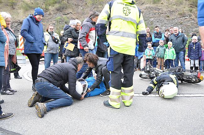 <b>Im (gespielten) Ernstfall.</b> Unter Anleitung des Ambulanzdienstes wurde erste Hilfe geleistet ...