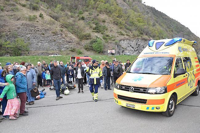 <b>Im (gespielten) Ernstfall.</b> ... bevor die Ambulanz angebraust kam und die Verletzten weiter behandelte.