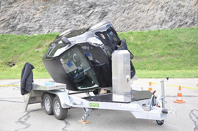 <b>Überschlagfahrzeug.</b> Wer wissen wollte wie es sich anfühlt, wenn sich das Auto überschlägt, konnte dies im geschützten Rahmen erleben.