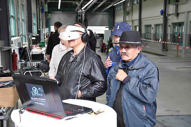 <b>Sieht man mich?</b> Mittels VR-Brille wurden die Besucher auf die Wichtigkeit ihrer Kleidung im Strassenverkehr sensibilisiert. So sieht man dunkel angezogene Personen nur auf wenige Meter, Kleider mit reflektierendem Material hingegen schon auf 140 Meter.